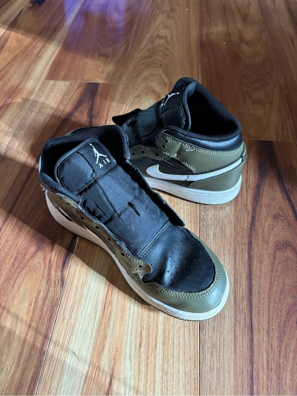 Air Jordan 1 Mid "Black/White/Olive" sneakers
